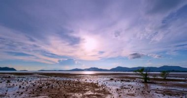 Güzel 4K Zaman atlaması Majestic gündoğumu ya da gün batımı bulutları deniz manzarası üzerinde gökyüzü, doğanın inanılmaz renkli ışığı gündoğumu gökyüzü arkaplanı