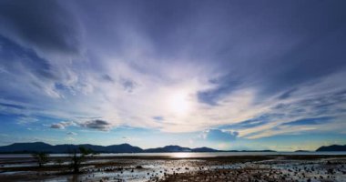 Güzel 4K Zaman atlaması Majestic gündoğumu ya da gün batımı bulutları deniz manzarası üzerinde gökyüzü, doğanın inanılmaz renkli ışığı gündoğumu gökyüzü arkaplanı