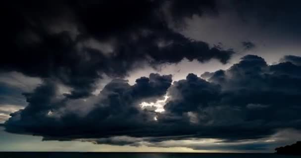 Fırtına Bulutlarının Denizin Üzerindeki Yağmurun Video Hızını Geçen Kara Fırtınanın — Stok video