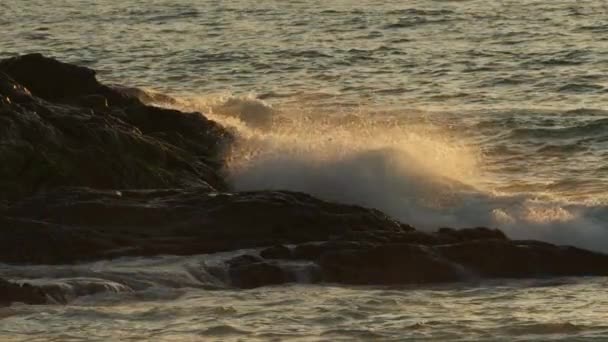 Yavaş Çekim Dalgaları Arka Planda Renkli Okyanus Yüzey Dalgalarının Kapanışı — Stok video