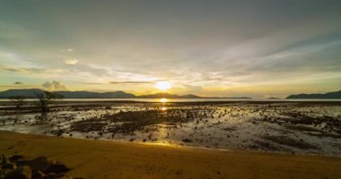 Güzel 4K Zaman atlaması Majestic gündoğumu ya da gün batımı bulutları deniz manzarası üzerinde gökyüzü, doğanın inanılmaz renkli ışığı gündoğumu gökyüzü arkaplanı