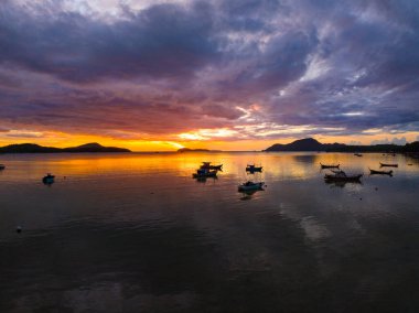 İnanılmaz gün batımı ya da deniz manzarası üzerinde gün doğumu gökyüzü, doğanın güzel renkli deniz manzarası arka planı, insansız hava manzarası okyanus arka planı