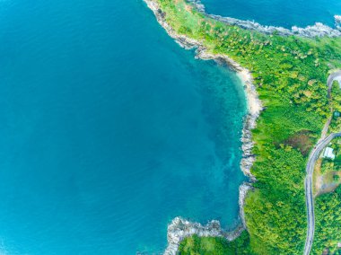 Phuket Tayland 'da dağları olan deniz manzarası yaz mevsiminde açık denizde güzel deniz manzarası Doğa Çevre ve Seyahat arka planı.