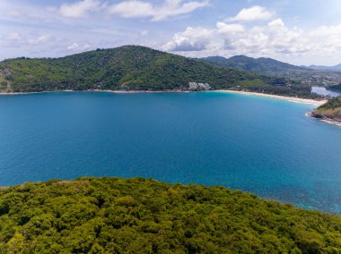 Yaz günündeki güzel okyanus yaz mevsiminde açık denizde doğa manzarası, doğa çevre ve seyahat arka planı, inanılmaz deniz arka planı.