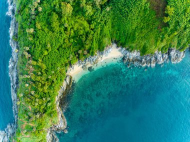 Phuket Tayland 'da dağları olan deniz manzarası yaz mevsiminde açık denizde güzel deniz manzarası Doğa Çevre ve Seyahat arka planı.