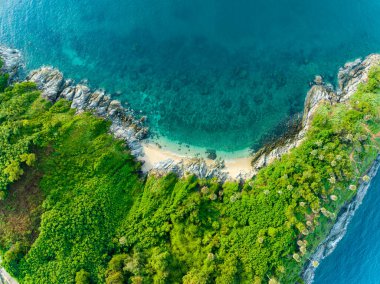 Phuket Tayland 'da dağları olan deniz manzarası yaz mevsiminde açık denizde güzel deniz manzarası Doğa Çevre ve Seyahat arka planı.