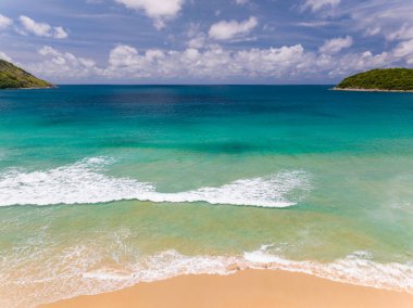 Kumlu sahile çarpan dalgaların hava görüntüsü, deniz yüzeyi okyanus dalgaları arka planı, plaj arka planı.