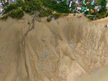 Sudaki kumdaki desenler alçak gelgitte. Drone hava görüntüsü deniz arka planı.