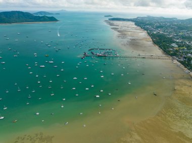 Deniz manzarası seyahat tekneleri, denizde yelkenli tekneler, yaz mevsiminde Phuket Adası Tayland 'da güzel deniz, seyahat tekneleri, yaz aylarında mavi gökyüzü arka planında okyanus