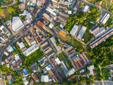 Modern lüks villa ve yaz günü yüksek açılı manzaralı güzel yeşil golf sahasının yukarıdan aşağı görüntüsü.