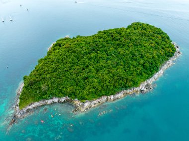Phuket Tayland 'da dağları olan deniz manzarası, yaz mevsiminde açık denizde güzel deniz manzarası, doğa çevre ve seyahat arka planını kurtardı.