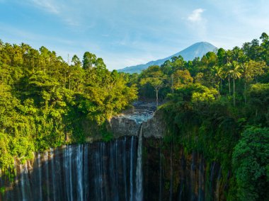 Coban Sewu olarak da bilinen Tumpak Sewu Şelaleleri 'nin hava manzarası. Güzel Tumpak Sewu Şelaleleri Doğu Java, Endonezya' da bir turistik merkezdir.