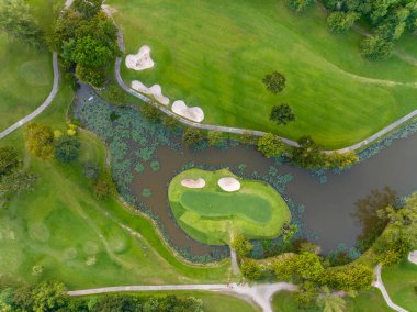 Yeşil golf sahasının hava manzarası spor arka planı ve seyahat için yukarıdan aşağıya görüntü, inanılmaz yeşil doğa manzarası.