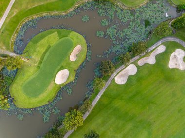 Yeşil golf sahasının hava manzarası spor arka planı ve seyahat için yukarıdan aşağıya görüntü, inanılmaz yeşil doğa manzarası.