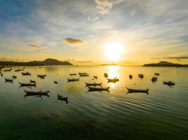 İnanılmaz gün batımı ya da deniz manzarasında gün doğumu gökyüzü, doğanın güzel rengarenk ışığı denizde tekneler, insansız hava aracı kamerası, tepeden aşağı deniz manzarası.