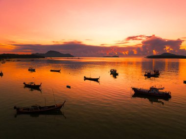 İnanılmaz gün batımı ya da deniz manzarasında gün doğumu gökyüzü, doğanın güzel rengarenk ışığı denizde tekneler, insansız hava aracı kamerası, tepeden aşağı deniz manzarası.