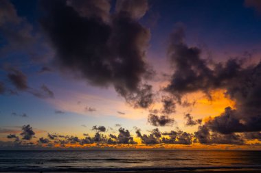 İnanılmaz gün batımı ya da deniz manzarası üzerinde gün doğumu gökyüzü, doğanın güzel renkli ışığı denizdeki tekneler, görkemli doğa manzarası