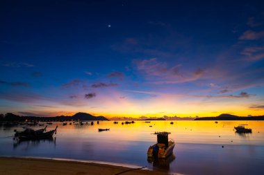 İnanılmaz gün batımı ya da deniz manzarası üzerinde gün doğumu gökyüzü, doğanın güzel renkli ışığı denizdeki tekneler, görkemli doğa manzarası