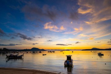 İnanılmaz gün batımı ya da deniz manzarası üzerinde gün doğumu gökyüzü, doğanın güzel renkli ışığı denizdeki tekneler, görkemli doğa manzarası