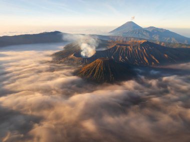 Bromo Volkanı 'ndaki hava manzaralı dağlar gündoğumunda gökyüzü, Bromo Tengger Semeru Ulusal Parkı' ndaki Penanjakan Güzel Dağları, Doğu Java, Endonezya.