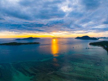 İnanılmaz gün batımı ya da deniz manzarası üzerinde gün doğumu gökyüzü, doğanın güzel renkli deniz manzarası arka planı, insansız hava manzarası okyanus arka planı