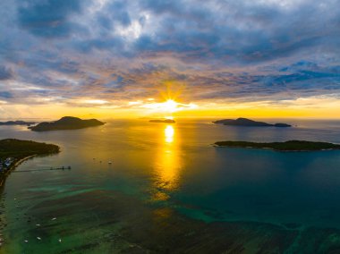 İnanılmaz gün batımı ya da deniz manzarası üzerinde gün doğumu gökyüzü, doğanın güzel renkli deniz manzarası arka planı, insansız hava manzarası okyanus arka planı