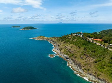 Güneşli bir günde güzel bir deniz yüzeyi, yaz mevsiminin arka planında mavi gökyüzü, inanılmaz deniz manzarası arka planı.