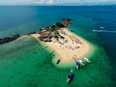 Phang Nga Tayland 'daki Koh Khai Maew Adası' ndaki tropikal kumlu deniz manzaralı harika küçük adanın insansız hava görüntüsü.