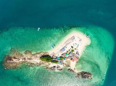 Phang Nga Tayland 'daki Koh Khai Maew Adası' ndaki tropikal kumlu deniz manzaralı harika küçük adanın insansız hava görüntüsü.