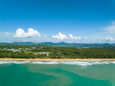 Güneşli bir günde güzel bir deniz yüzeyi, yaz mevsiminin arka planında mavi gökyüzü, inanılmaz deniz manzarası arka planı.
