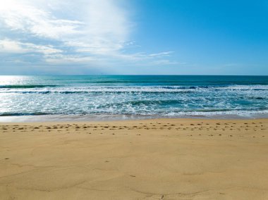 Güneşli bir günde güzel bir deniz yüzeyi, yaz mevsiminin arka planında mavi gökyüzü, inanılmaz deniz manzarası arka planı.