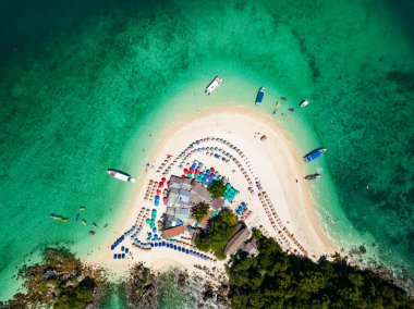 Phang Nga Tayland 'daki Koh Khai Maew Adası' ndaki tropikal kumlu deniz manzaralı harika küçük adanın insansız hava görüntüsü.