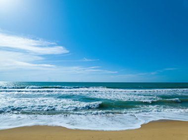 Güneşli bir günde güzel bir deniz yüzeyi, yaz mevsiminin arka planında mavi gökyüzü, inanılmaz deniz manzarası arka planı.