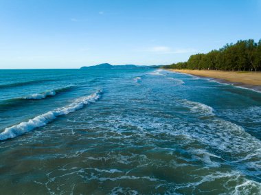 Güneşli bir günde güzel bir deniz yüzeyi, yaz mevsiminin arka planında mavi gökyüzü, inanılmaz deniz manzarası arka planı.