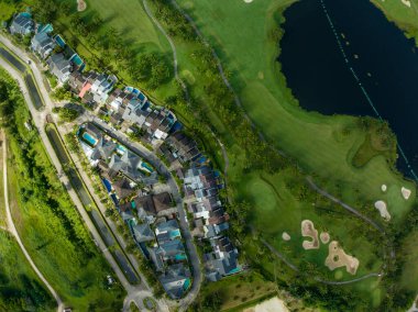 Güzel yeşil golf sahasının havadan görünüşü ve spor arka planı ve seyahat doğa arka planı için yeşil manzaranın en üst görüntüsü, inanılmaz yeşil doğa manzarası.