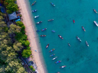 Hava aracının kuş bakışı fotoğrafı tropikal denizin tepesinde, uzun kuyruklu balıkçı tekneleriyle Phuket Thathailand 'da seyahat eden tekneler, inanılmaz manzaralı deniz manzarası.