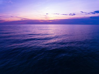 İnanılmaz gün batımı ya da deniz manzarası üzerinde gün doğumu gökyüzü, doğanın güzel renkli deniz manzarası arka planı, insansız hava manzarası okyanus arka planı