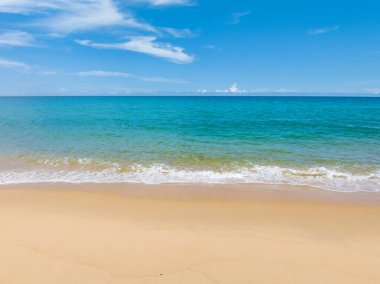 Yaz mevsiminde Phuket Adası 'nda güzel deniz manzarası, güzel hava günlerinde inanılmaz deniz manzarası, doğa sahili arka planı.