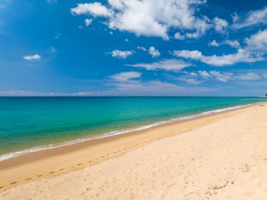 Yaz mevsiminde Phuket Adası 'nda güzel deniz manzarası, güzel hava günlerinde inanılmaz deniz manzarası, doğa sahili arka planı.