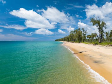 Yaz mevsiminde Phuket Adası 'nda güzel deniz manzarası, güzel hava günlerinde inanılmaz deniz manzarası, doğa sahili arka planı.