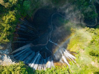 Coban Sewu olarak da bilinen Panorama Tumpak Sewu Şelaleleri 'nin hava manzarası. Güzel gökkuşağı ve sis, Tumpak Sewu Şelaleleri Doğu Java, Endonezya' da turistik bir merkezdir.