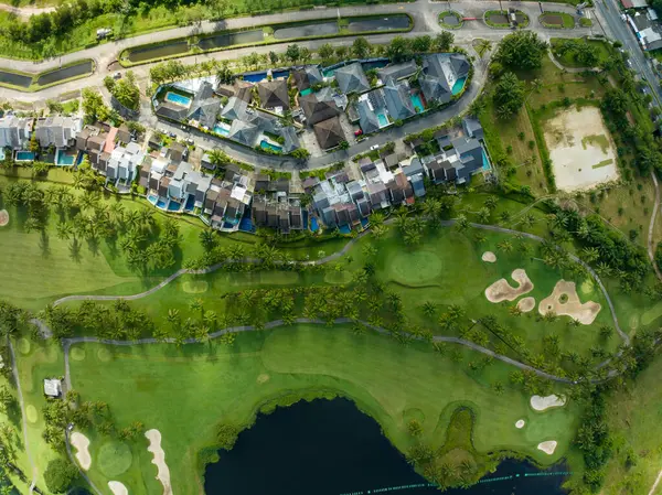 Güzel yeşil golf sahasının havadan görünüşü ve spor arka planı ve seyahat doğa arka planı için yeşil manzaranın en üst görüntüsü, inanılmaz yeşil doğa manzarası.