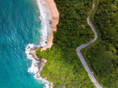 Phuket Tayland 'da dağları olan deniz manzarası yaz mevsiminde açık denizde güzel deniz manzarası.