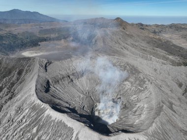Bromo Volkanı 'ndaki hava manzaralı dağlar güneşli gökyüzü boyunca, Bromo Tengger Semeru Ulusal Parkı' ndaki Penanjakan Güzel Dağları, Doğu Java, Endonezya.