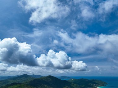Güneşli bir günde güzel bir deniz yüzeyi, yaz mevsiminin arka planında mavi gökyüzü, inanılmaz deniz manzarası arka planı.