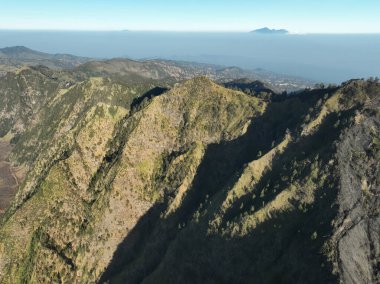 Bromo Volkanı 'ndaki hava manzaralı dağlar güneşli gökyüzü boyunca, Bromo Tengger Semeru Ulusal Parkı' ndaki Penanjakan Güzel Dağları, Doğu Java, Endonezya.