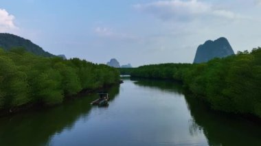 Tayland 'da yaz mevsiminde inanılmaz deniz manzarası, Tayland, Phang-nga thailand' daki dağların üzerinden insansız hava aracı uçuşu ünlü bir turizm beldesidir.