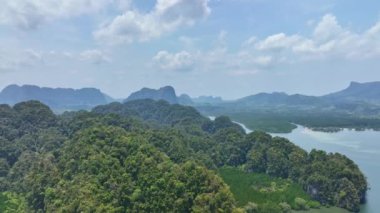 Tayland 'da yaz mevsiminde inanılmaz deniz manzarası, Tayland, Phang-nga thailand' daki dağların üzerinden insansız hava aracı uçuşu ünlü bir turizm beldesidir.