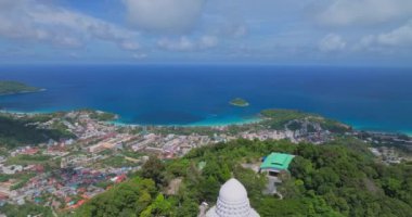 Beyaz Mermer Büyük Buda Heykeli Tapınağı, Gökyüzü Manzarası Phuket Tayland 'daki dağların tepesinde büyük Buda