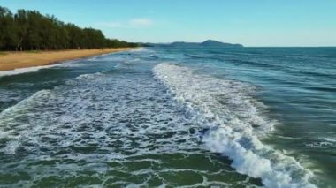 Tayland 'daki Phuket Sahili' nde kumlu sahile çarpan inanılmaz dalgalar.